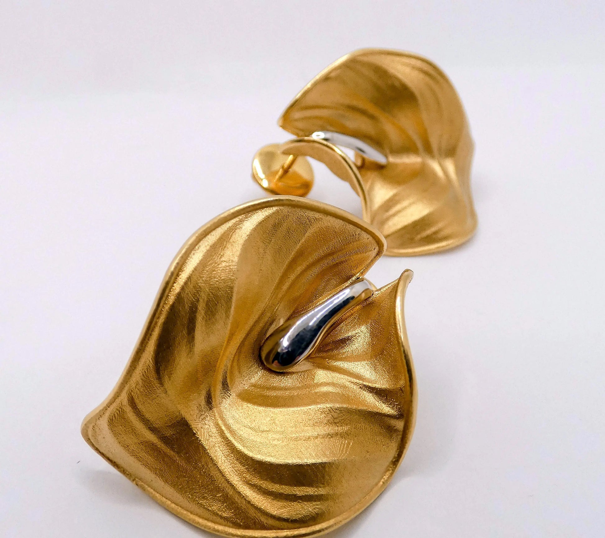 Elegant Calla Gold Earrings in 14k or 18k gold, featuring leaf-inspired two-tone design, 33mm long and 26mm wide, crafted in Italy. Available with or without diamonds.