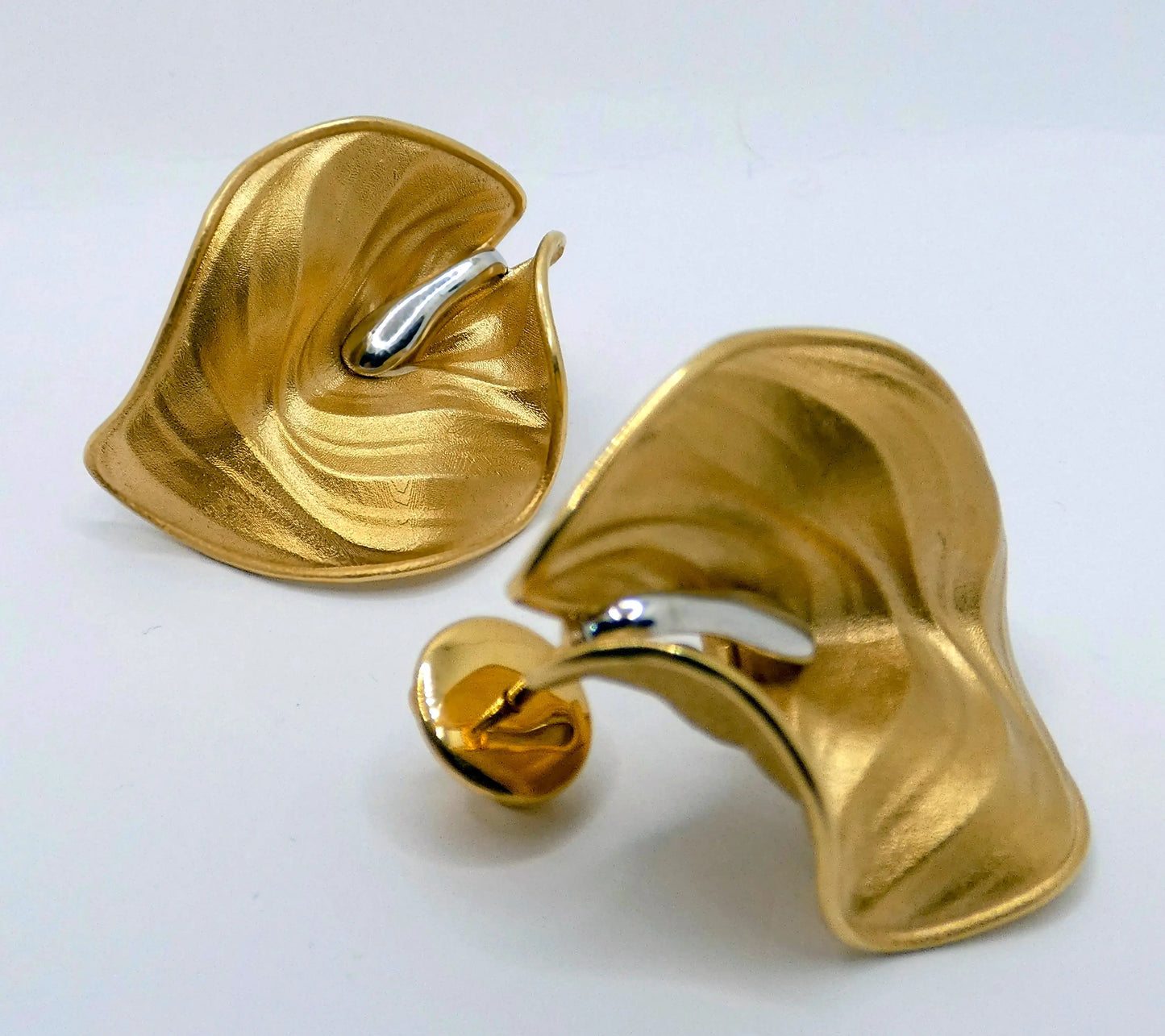 Elegant Calla Gold Earrings in 14k or 18k gold, featuring leaf-inspired two-tone design, 33mm long and 26mm wide, crafted in Italy. Available with or without diamonds.