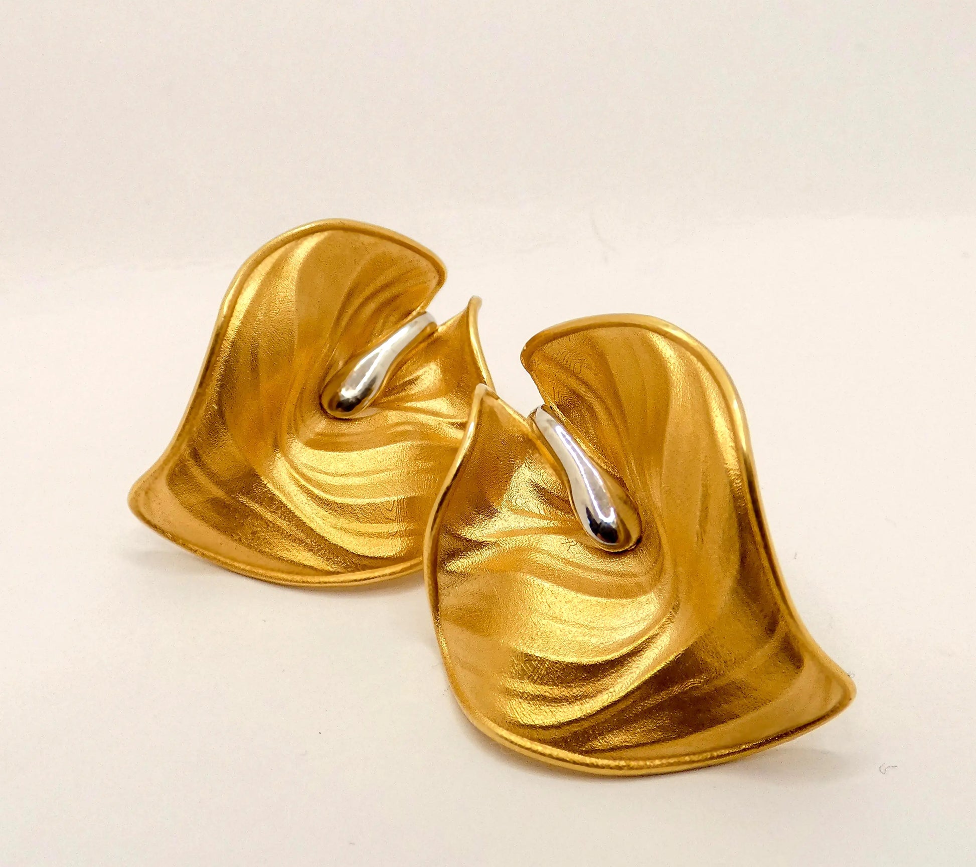 Elegant Calla Gold Earrings in 14k or 18k gold, featuring leaf-inspired two-tone design, 33mm long and 26mm wide, crafted in Italy. Available with or without diamonds.